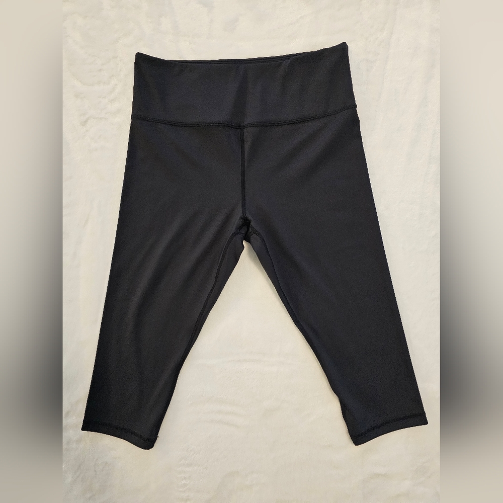 NWOT Zyia Active Light N Tight Hi Rise Crop Black 8-10
